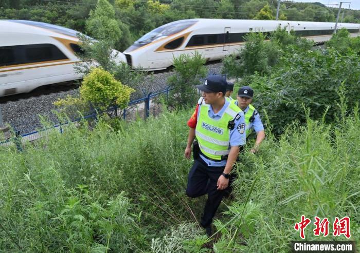 铁警师徒的暑运：空铁安全的“守护人”