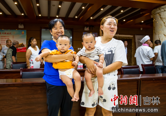 8月12日，在吉林市城际养老中心防汛安置点里回荡着村民和孩子们欢乐的笑声。