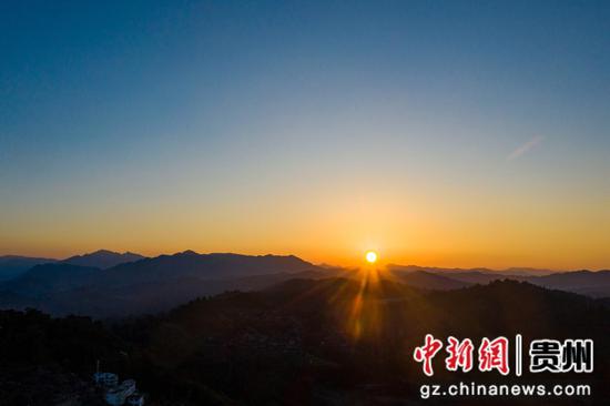 夕阳下的贵州省从江县丙妹镇岜沙苗寨景色。