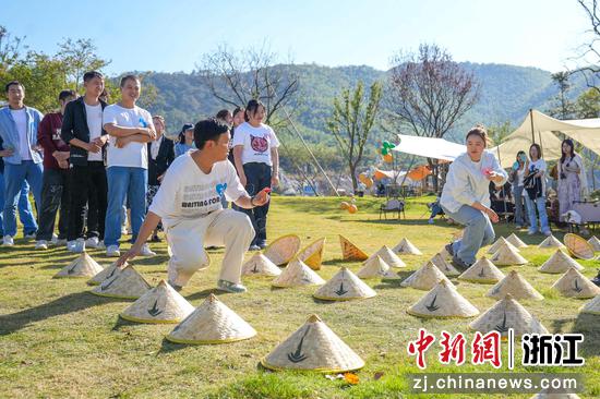 单身青年参加“抢麦大战”趣味游戏 吴拯 摄