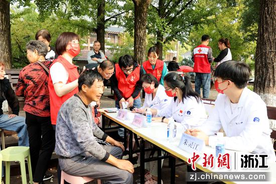 医生专家为来访村民提供细致的问诊服务  小浦镇供图