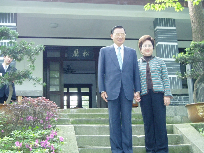 2006年4月24日，时任中国国民党副主席江丙坤携夫人参访博物馆