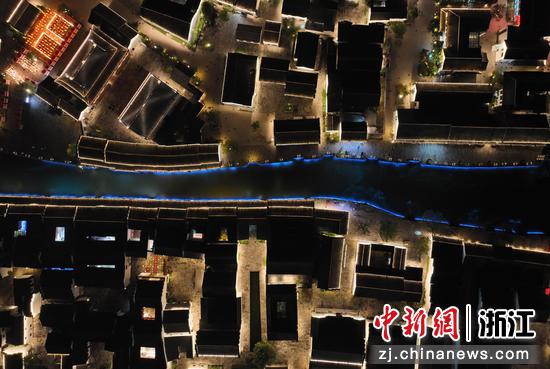 鸟瞰柯桥古镇沿河而建的房屋。中新社记者王刚摄