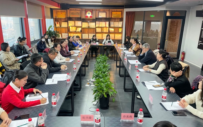 乌鲁木齐市女企业家代表与台湾商业总会女企业家在新疆雅辞文化发展有限公司座谈。