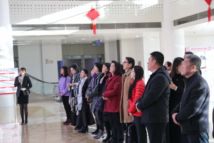 台湾商业总会女企业家参访团在新疆软件园参观。