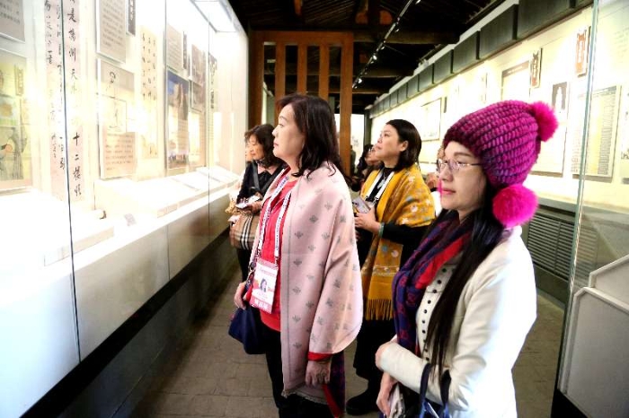 台湾商业总会女企业家参访团在伊犁将军府参观。