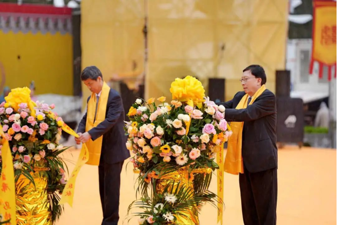 海峡两岸嘉宾在四川盐亭共同拜谒华夏母亲嫘祖_仇开明刘兆玄敬献花篮280