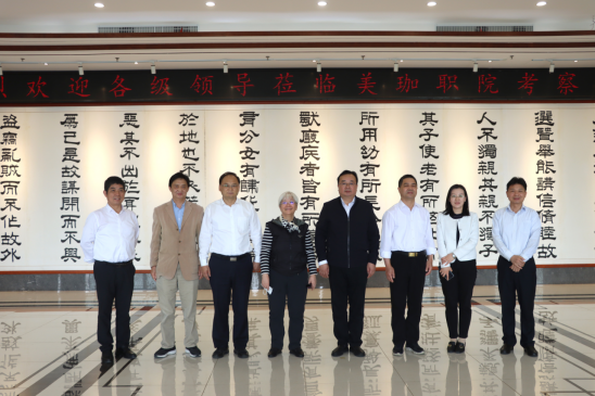 国台办经济局局长张世宏一行赴美珈职院调研22
