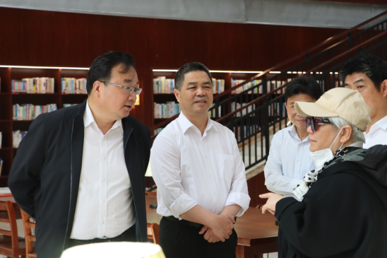 国台办经济局局长张世宏一行赴美珈职院调研24