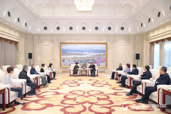 马兴瑞艾尔肯·吐尼亚孜会见洪秀柱一行103