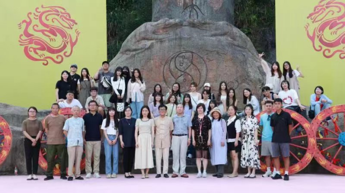 台湾大学生实习营走进黄山200 台湾大学生实习营走进黄山200