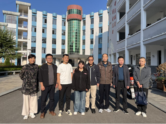 台商谭寿荣到岳西县走访结对受助学生435 台商谭寿荣到岳西县走访结对受助学生435