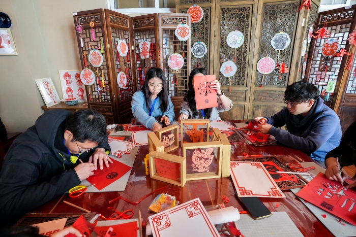 冬令营配图：1月16日，台湾青年在学习剪纸。王新摄