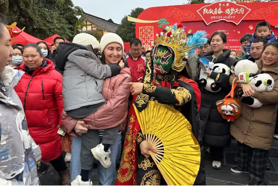 第三屆“致敬青春·逐夢(mèng)天府”港澳臺(tái)青年文化嘉年華在成都舉辦1107