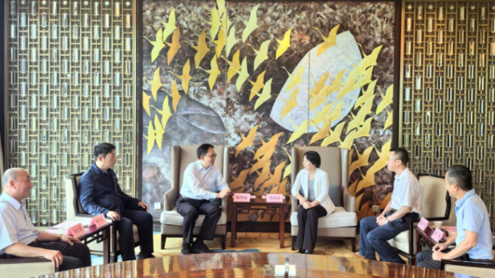 程凤英会见台湾中华青年企业家协会理事长张明振一行100