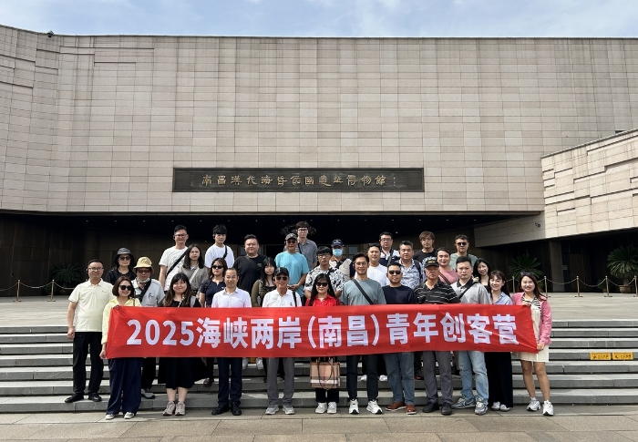 5 在南昌汉代海昏侯国遗址博物馆合影
