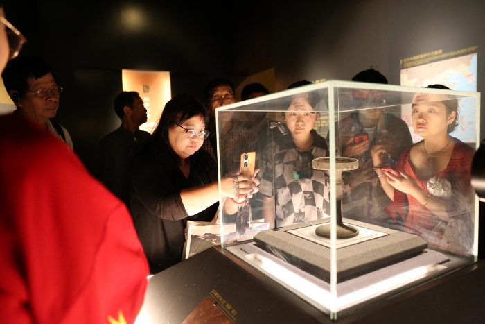 2 观赏南昌汉代海昏侯国遗址博物馆的珍贵文物