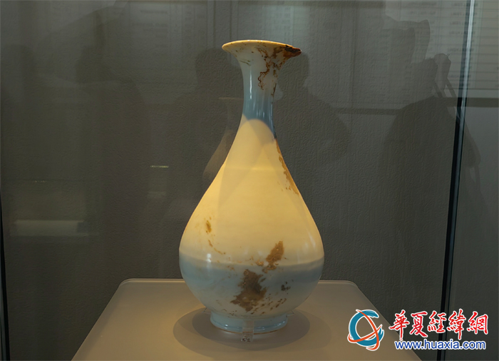 08：卵白釉戧金行龍紋玉壺春