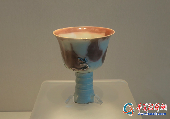 17：釉里紅堆塑螭紋高足轉(zhuǎn)杯