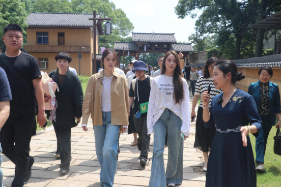 5.11欧阳娜娜携家人回江西探亲，官宣新身份！249