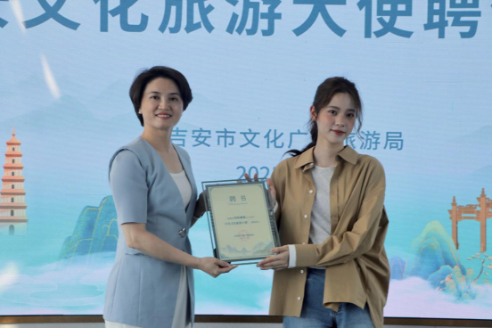 5.11欧阳娜娜携家人回江西探亲，官宣新身份！353