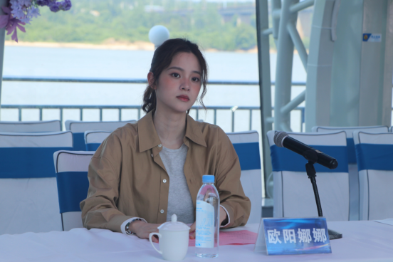 5.11欧阳娜娜携家人回江西探亲，官宣新身份！595