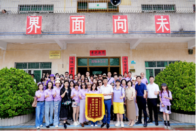 捐课桌助孤困266