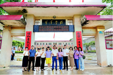 捐课桌助孤困581