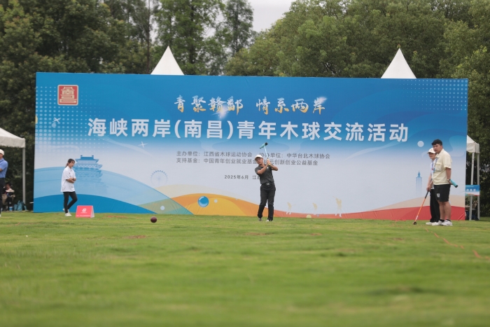 3 挥杆开球（中新社记者 刘力鑫 摄）