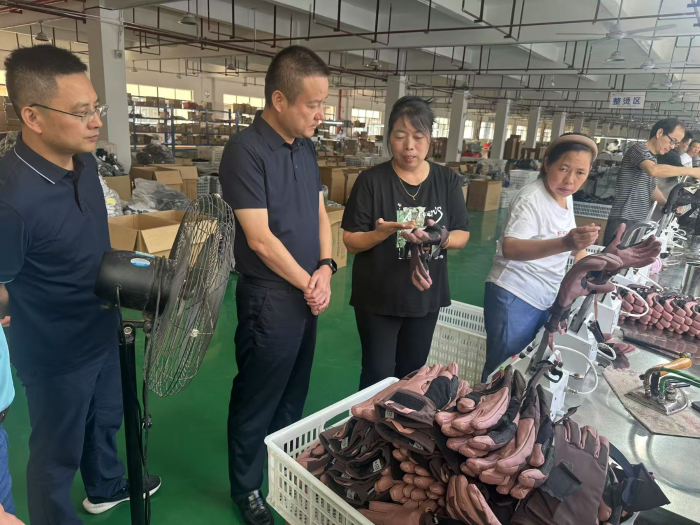 走访南县栢诚手套1