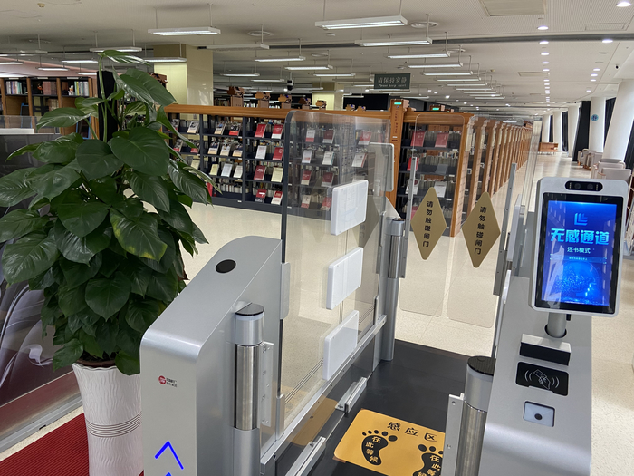 刷脸就能借还书！全国首个图书无感借阅闭环系统亮相济南市图书馆1086