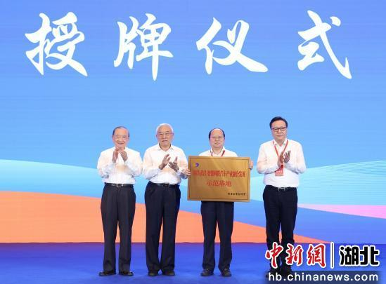架两岸交流桥梁 谱融合发展新篇384
