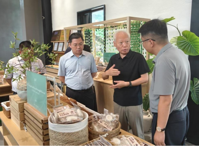 10.攀枝花市政协领导走访调研盐边台湾农民创业园及在攀台企241