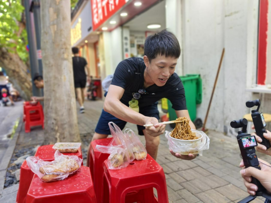台湾自媒体人体验武汉过早文化，“一定要空着肚子早点来！”31