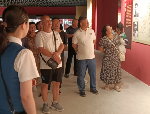 中原区组织台胞台属到市博物馆参展137