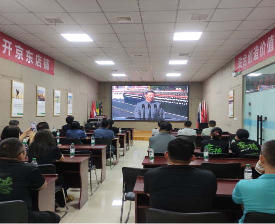 2.在豫台商观看九三阅兵仪式516