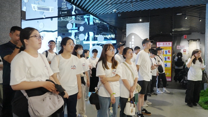 2-参观武功山地质公园博物馆_副本
