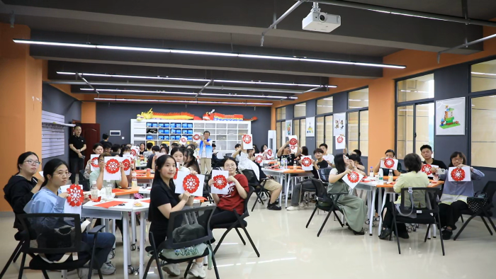 4-在萍乡学院体验剪纸课程