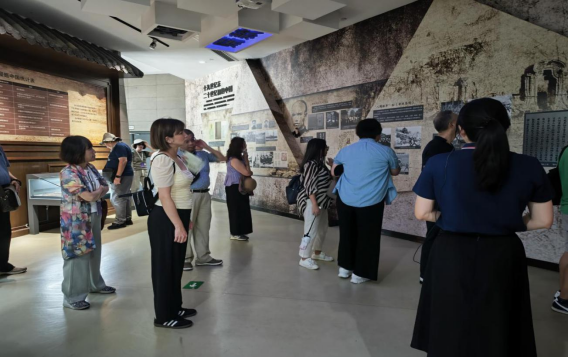 （改）台湾地区旅游业者参访团一行参访黄兴故居30