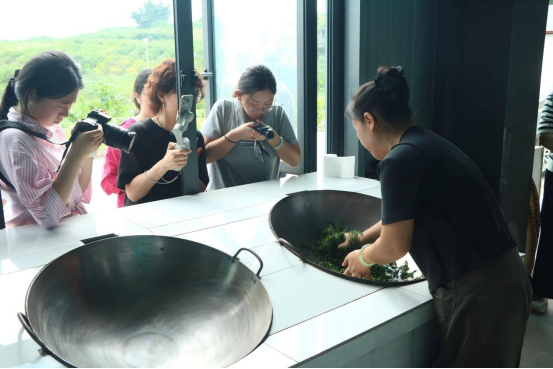 3.“中国桑都”织锦绣  海峡两岸话振兴408