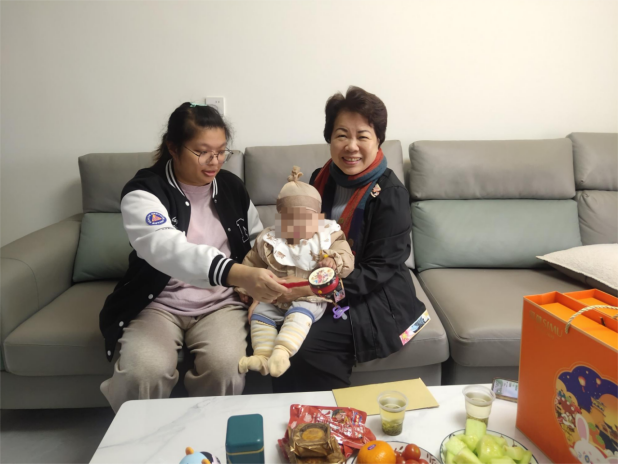 襄阳市台资企业协会看望术后台胞幼儿92