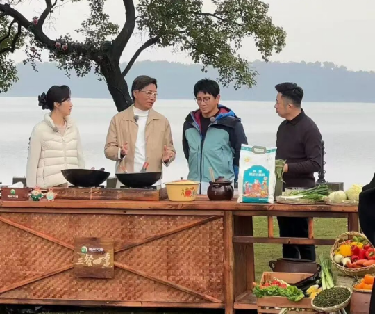 台湾艺人吴奇隆亮相信阳 探寻美食文化共叙两岸亲情27