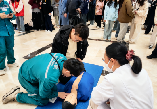 急救培训进校园 关怀师生护平安105