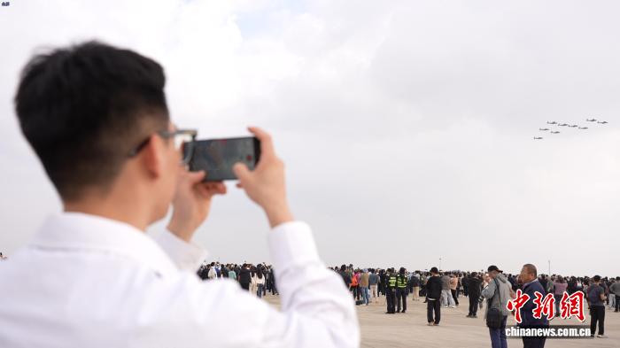 许开展在南昌飞行大会提供志愿服务。吴敏 摄