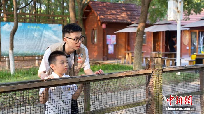 许开展在南昌艾溪湖湿地公园开展候鸟知识科普活动。吴思瑜 摄