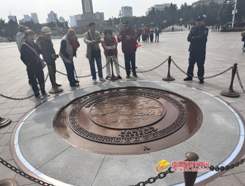 南昌城市原点吸引不少市民游客前来打卡观看