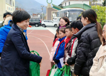 2.爱心汇聚两岸情 寒冬送暖情更浓120 2.爱心汇聚两岸情 寒冬送暖情更浓120