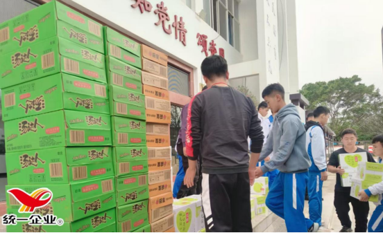 情系教育暖人心 校企同心育新苗——昆明统一企业到红河县爱心捐赠送暖情503