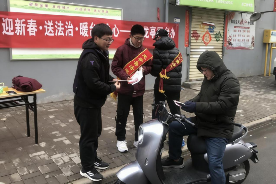 开封街头普法聚同心 法治护航团圆年114