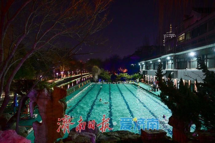 泉畔夜泳 绘就泉城冬日别样景187 泉畔夜泳 绘就泉城冬日别样景187